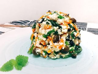 15、日式蔬菜拌豆腐,装到小碗里,可以上桌啦。夏天吃,很开胃。