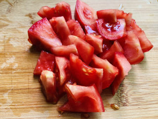 1、番茄炒丝瓜,番茄洗净切小块