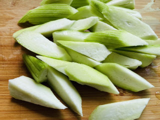 2、番茄炒丝瓜,丝瓜洗净去皮滚刀切