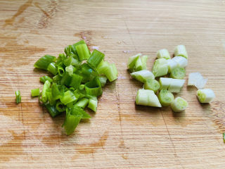 3、番茄炒丝瓜,香葱洗净切圈