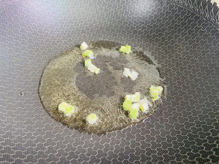 4、番茄炒丝瓜,起油锅放入葱白煸香