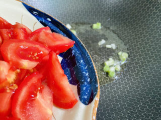 5、番茄炒丝瓜,倒入番茄