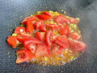 6、番茄炒丝瓜,翻炒片刻