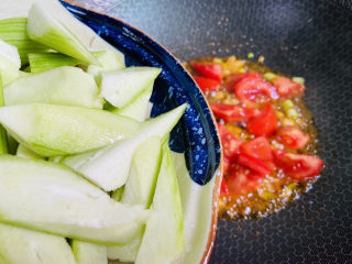 7、番茄炒丝瓜,倒入丝瓜翻炒均匀
