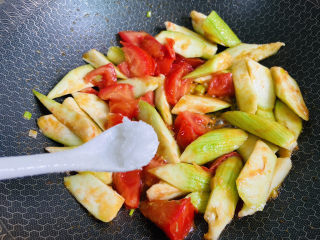 8、番茄炒丝瓜,根据个人口味加入适量盐