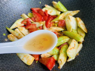 9、番茄炒丝瓜,烹入料酒炒匀