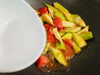 10、番茄炒丝瓜,淋入少许热水