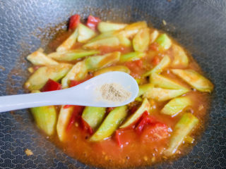 12、番茄炒丝瓜,加入适量白胡椒粉