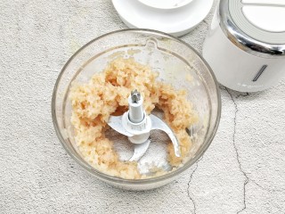 3、鸡胸蔬菜饼,把鸡胸肉切成小块，放入绞肉机中搅拌成泥，取出来倒入碗中