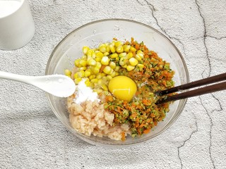 5、鸡胸蔬菜饼,打入鸡蛋，加盐