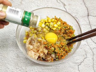 7、鸡胸蔬菜饼,胡椒粉调味，拌匀