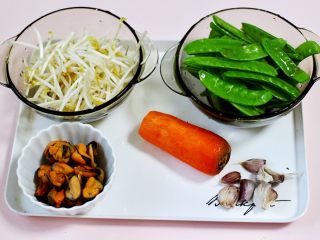 1、荷兰豆海鲜豆芽小炒,首先备齐所有的食材，海虹提前煮熟扒出肉来，绿豆芽去根洗净，荷兰豆去丝去头。