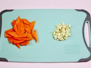 2、荷兰豆海鲜豆芽小炒,把胡萝卜用刀切成菱形薄片，大蒜用刀切碎备用。