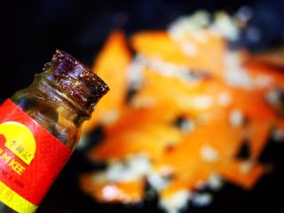 7、荷兰豆海鲜豆芽小炒,看见胡萝卜片变软，这个时候加入蚝油调味。