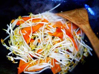 8、荷兰豆海鲜豆芽小炒,再加入洗净的绿豆芽，继续大火进行翻炒片刻。