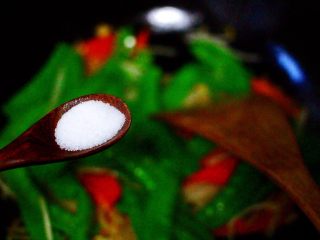 9、荷兰豆海鲜豆芽小炒,这个时候加入适量的盐调味。