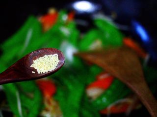 10、荷兰豆海鲜豆芽小炒,再加入鸡精提鲜。