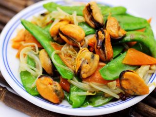 11、荷兰豆海鲜豆芽小炒,鲜甜嫩滑又美味的荷兰豆海虹豆芽小炒就出锅咯，盛到盘子里就可以享用啦。