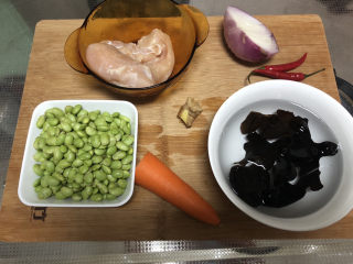2、毛豆炒鸡丁,食材合照：毛豆米约220g，鸡胸肉一块180g，洋葱半个，胡萝卜一小节，干木耳数朵提前泡发，姜一小块，小米辣两个