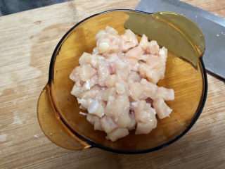 3、毛豆炒鸡丁,鸡胸肉清洗切丁