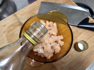 4、毛豆炒鸡丁,腌制：一茶匙料酒