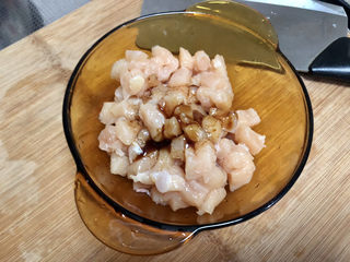 6、毛豆炒鸡丁,1/4茶匙耗油