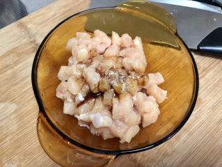 8、毛豆炒鸡丁,少许白胡椒粉