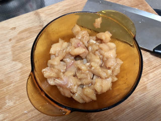 9、毛豆炒鸡丁,抓匀