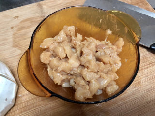 11、毛豆炒鸡丁,抓匀