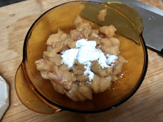 10、毛豆炒鸡丁,加一茶匙生粉