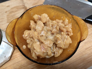 13、毛豆炒鸡丁,抓匀，腌制十分钟