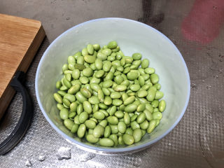 14、毛豆炒鸡丁,毛豆米抓洗干净