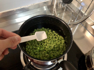 15、毛豆炒鸡丁,坐锅烧水，水开下毛豆，加少许食盐