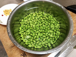 16、毛豆炒鸡丁,煮两分钟，捞出过凉水