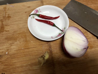 17、毛豆炒鸡丁,洋葱小米辣姜清洗备用