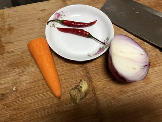 18、毛豆炒鸡丁,胡萝卜削皮清洗备用