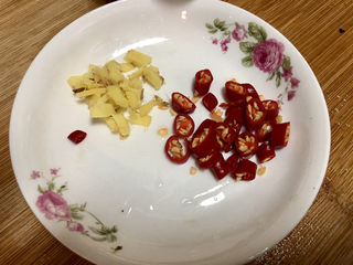 19、毛豆炒鸡丁,改刀：姜去皮切粒，小米辣切圈