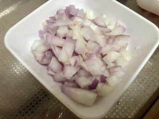 20、毛豆炒鸡丁,洋葱切丁