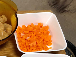 21、毛豆炒鸡丁,胡萝卜切小粒