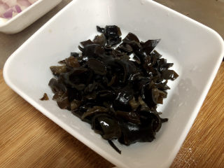 22、毛豆炒鸡丁,木耳切碎