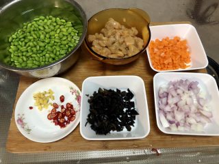 23、毛豆炒鸡丁,全部食材准备好
