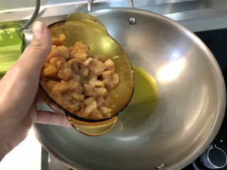 24、毛豆炒鸡丁,热锅冷油，下鸡丁，小火滑炒到鸡丁变色