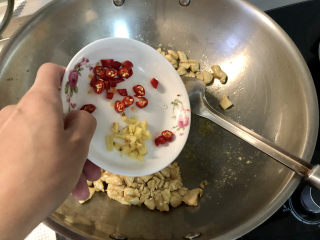 25、毛豆炒鸡丁,下姜粒小米辣，煸炒半分钟