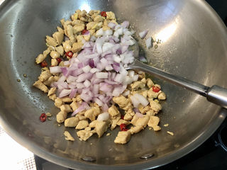 26、毛豆炒鸡丁,转中火，下洋葱煸炒出香味