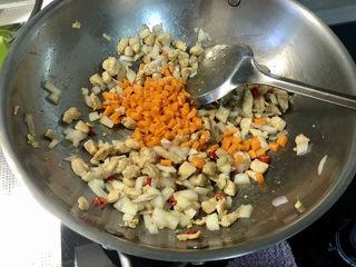 27、毛豆炒鸡丁,下胡萝卜粒