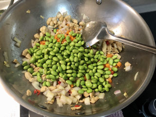28、毛豆炒鸡丁,下毛豆