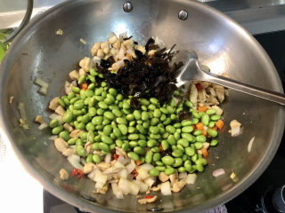 29、毛豆炒鸡丁,下木耳，翻炒均匀，