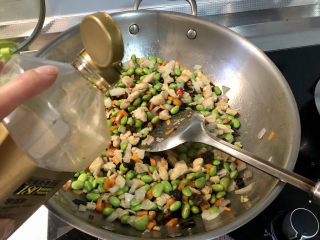 30、毛豆炒鸡丁,加入一汤匙生抽