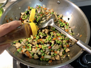 32、毛豆炒鸡丁,一茶匙太太乐鸡汁，翻炒均匀，中火翻炒一两分钟