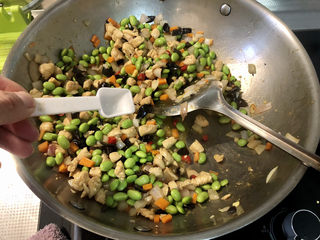 33、毛豆炒鸡丁,尝下咸淡，根据个人口味加入少许食盐翻炒定味出锅